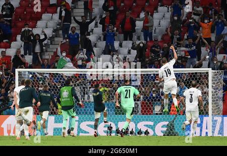 Monaco, Germania. 02 luglio 2021. Calcio: Campionato europeo, Belgio - Italia, finale, quarto finale nella EM Arena di Monaco. La squadra italiana celebra la vittoria con i tifosi. Credit: Federico Gambarini/dpa/Alamy Live News Foto Stock