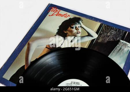 Hard rock e pop rock artista, Pat Benatar album musicale su disco LP con dischi in vinile. Intitolato: Nel calore della notte. Copertina album Foto Stock