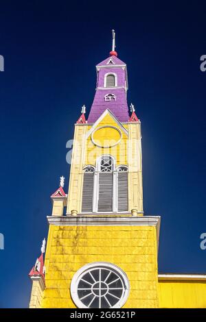 La chiesa di San Francisco a Castro, isola di Chiloe, Cile Foto Stock