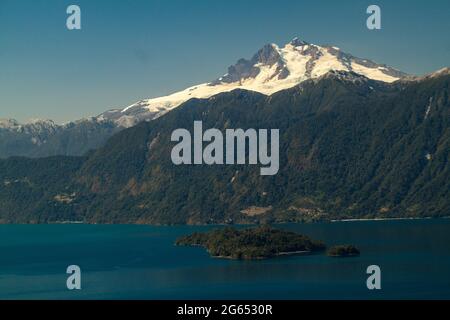 Lago Todos los Santos (Lago di tutti i Santi) con il vulcano Monte Tronador sullo sfondo, Cile Foto Stock