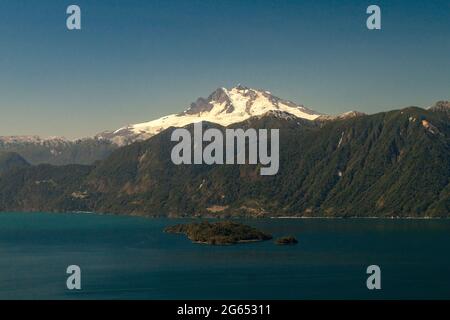 Lago Todos los Santos (Lago di tutti i Santi) con il vulcano Monte Tronador sullo sfondo, Cile Foto Stock