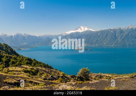 Lago Todos los Santos (Lago di tutti i Santi) con il vulcano Monte Tronador sullo sfondo, Cile Foto Stock