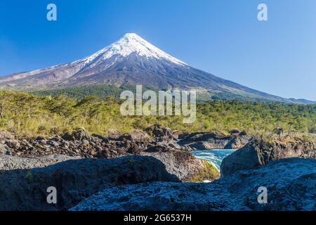 Saltos del Petrohue cascate e vulcano Osorno nel Parco Nazionale Vicente Perez Rosales, Cile Foto Stock