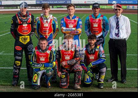 MANCHESTER, REGNO UNITO. 2 LUGLIO Kent Iwade Garage Royals team: Posteriore (l-r) Daniel Gilkes, Jake Mulford, Kelsey Dugard, Josh Warren, John Sampford (Team Manager) inginocchiati: Ryan Kinsley, Alex Spooner, Jacob Clouding, durante la partita della National Development League tra Belle Vue Colts e Kent Royals al National Speedway Stadium di Manchester venerdì 2 luglio 2021. (Credit: Ian Charles | MI News) Credit: MI News & Sport /Alamy Live News Foto Stock