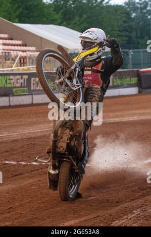 MANCHESTER, REGNO UNITO. IL 2 LUGLIO Daniel Gilkes festeggia con una ruota durante la partita della National Development League tra Belle Vue Colts e Kent Royals al National Speedway Stadium di Manchester venerdì 2 luglio 2021. (Credit: Ian Charles | MI News) Credit: MI News & Sport /Alamy Live News Foto Stock