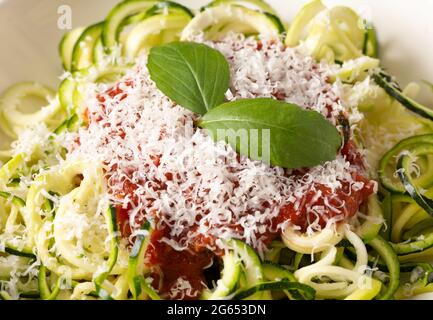 Pasta di zucchine condita con parmigiano e salsa di pomodoro Foto Stock