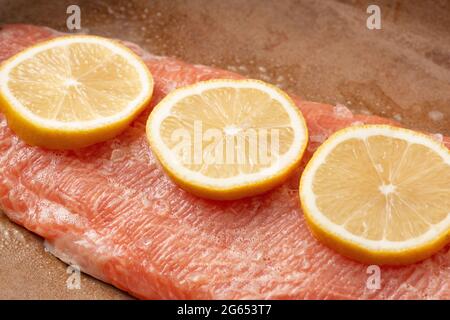 Un lato condito di salmone con fette di limone fresco Foto Stock