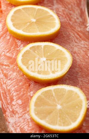 Un lato condito di salmone con fette di limone fresco Foto Stock