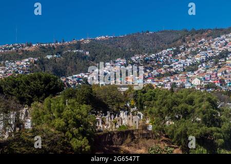 Case colorate sulle colline di Valparaiso, Cile Foto Stock