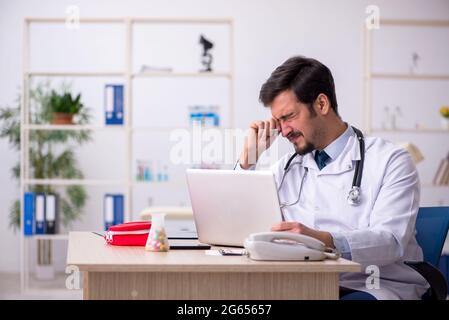 Giovane medico in concetto di telemedicina Foto Stock