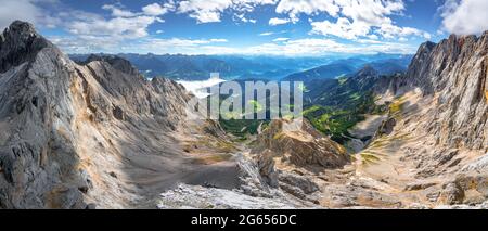 Panorama girato da Skywalk, o Hunerkogel, nella zona di Hoher Dachstein. Ampio e vasto paesaggio alpino in una soleggiata giornata estiva con cielo blu e morbido Foto Stock