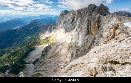 Vista di Hoher Dachstein da Skywalk, o Honerkogel, in una giornata estiva soleggiata. Alte vette alpine rocciose e ampia valle sottostante da un punto di vista nelle vicinanze. Foto Stock