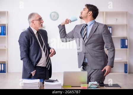 Due contabili maschi nel concetto di pianificazione del budget sul posto di lavoro Foto Stock