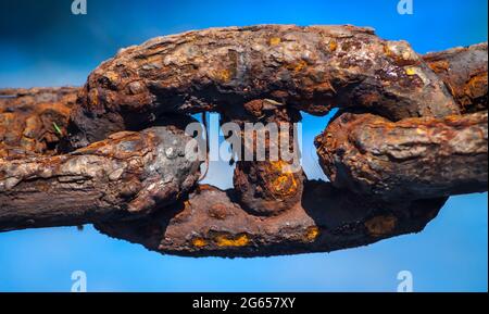 Vecchia catena di ferro arrugginita che tiene l'ancora delle barche. Foto Stock