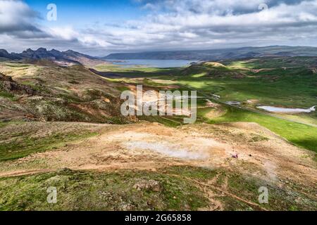 Vista aerea del paesaggio naturale islandese geotermico campo attività vulcanica. Campo geotermico Seltun a Krysuvik sulla penisola di Reykjanes, Sud Ovest Foto Stock