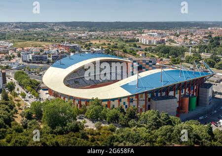 Leiria, Portogallo - 25 maggio 2021: Leiria Municipal Stadium, Portogallo, visto dal castello in una giornata di sole. Foto Stock