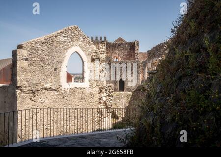 Leiria, Portogallo - 25 maggio 2021: Interno del castello di Leiria in Portogallo, con enfasi sulla facciata ovest della Chiesa di Nossa Senhora da pena. Foto Stock