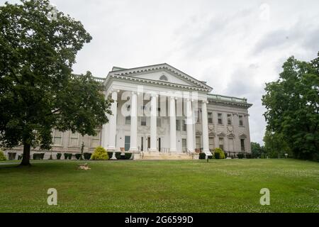 Staatsburg, NY - USA - 1 luglio 2021: Vista di tre quarti della parte anteriore del sito storico statale di Staatsburgh, un palazzo di belle arti progettato da McKim, Me Foto Stock