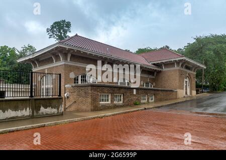 Rhinecliff, NY- USA - 1 luglio 2021: Vista Landscaep della stazione Rhinecliff-Kingston. L'edificio della stazione è stato costruito dalla New York Central Railroad Foto Stock