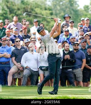 Detroit, Michigan, Stati Uniti. 2 luglio 2021. Cameron Champ da Sacramento, California tee off sulla quinta buca al Rocket Mortgage Classic. Credit: David Donoher/ZUMA Wire/Alamy Live News Foto Stock