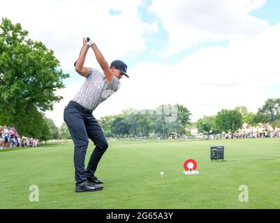 Detroit, Michigan, Stati Uniti. 2 luglio 2021. Cameron Champ da Sacramento, California tee off sulla terza buca al Rocket Mortgage Classic. Credit: David Donoher/ZUMA Wire/Alamy Live News Foto Stock