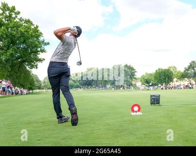 Detroit, Michigan, Stati Uniti. 2 luglio 2021. Cameron Champ da Sacramento, California tee off sulla terza buca al Rocket Mortgage Classic. Credit: David Donoher/ZUMA Wire/Alamy Live News Foto Stock