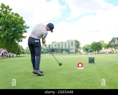 Detroit, Michigan, Stati Uniti. 2 luglio 2021. Cameron Champ da Sacramento, California tee off sulla terza buca al Rocket Mortgage Classic. Credit: David Donoher/ZUMA Wire/Alamy Live News Foto Stock