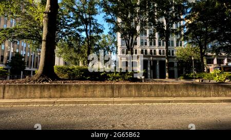 Augusta, GA USA - 07 10 20: Edifici attraverso il fogliame primaverile centro di Augusta, GA Street vista - Broad Street Foto Stock