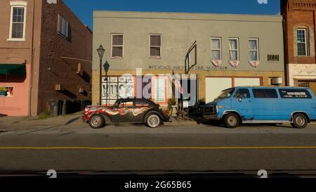 Augusta, GA USA - 07 10 20: Vecchio VW Bug vintage classico con fiamme dipinte e struttura di sfondo degli edifici della città vecchia Foto Stock