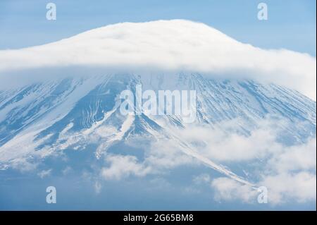 Splendido primo piano del Monte Fuji con neve e nuvola a forma di cappello. Foto tratta dalla National Route 139 a Yamanashi, Giappone. Foto Stock