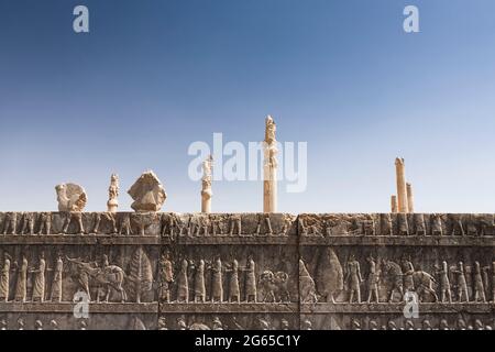 Persepolis, rilievo delle rovine di Apadana, capitale dell'impero achemenide, sobborgo di Shiraz, Provincia di Fars, Iran, Persia, Asia occidentale, Asia Foto Stock