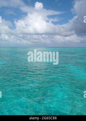 Teal blue water ripples sotto puffy nuvole bianche. Foto Stock