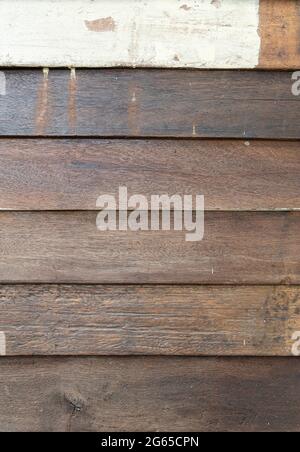Le pareti della casa sono coperte da tavole di legno impilate insieme. Foto Stock