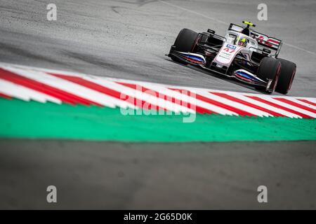Spielberg, Austria. 02 luglio 2021. Mick Schumacher, il pilota tedesco del team di F1 Uralkali Haas, compete durante la prima sessione di prove libere del Gran Premio di F1 austriaco al Red Bull Ring di Spielberg. (Foto di Jure Makovec/SOPA Images/Sipa USA) Credit: Sipa USA/Alamy Live News Foto Stock
