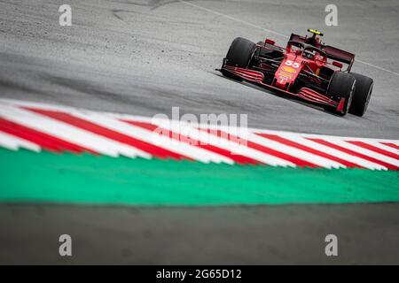 Spielberg, Austria. 02 luglio 2021. Il pilota spagnolo della Scuderia Ferrari Carlos Sainz compete durante la prima sessione di prove libere del Gran Premio di F1 austriaco al Red Bull Ring di Spielberg. (Foto di Jure Makovec/SOPA Images/Sipa USA) Credit: Sipa USA/Alamy Live News Foto Stock