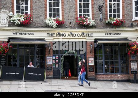 Londra, Regno Unito. 01 luglio 2021. La gente passa davanti al Re e al Castello, un pub a Windsor. Credit: SOPA Images Limited/Alamy Live News Foto Stock