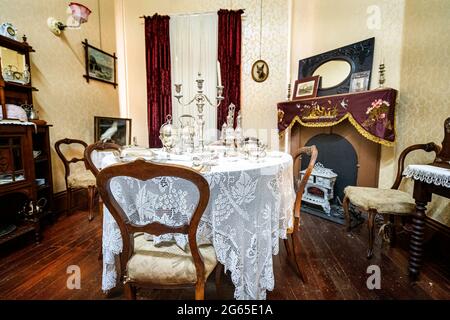 Sala da pranzo vittoriana presso il Land of the Beardies History House Museum, situato nell'edificio dell'ospedale Old Glen Innes, Glen Innes NSW Australia Foto Stock