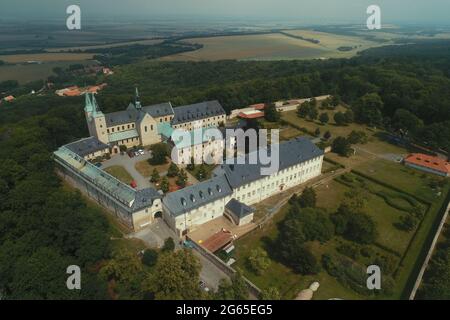 Dingelstedt, Germania. 02 luglio 2021. Vista sul monastero di Huysburg. Sabato, il direttore spirituale della casa ospite e congressuale, Fratel James Wilhelm, riceve il Premio romanico 2021. Credit: Fahren/dpa-Zentralbild/ZB/dpa/Alamy Live News Foto Stock