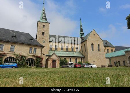 Dingelstedt, Germania. 02 luglio 2021. Vista sulla chiesa del monastero nel monastero di Huysburg. Sabato, il direttore spirituale della casa ospite e congressuale, Fratel Jakobus Wilhelm, accetta il Premio romanico 2021. Credit: Fahren/dpa-Zentralbild/ZB/dpa/Alamy Live News Foto Stock