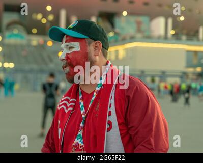 Tifoso svizzero di calcio in outfit nazionale, dipinto di faccia, dopo UEFA EURO 2020 partita quarterfinal Svizzera-Spagna, 2 luglio 2021, San Pietroburgo, Russia Foto Stock