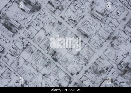 Arkhangelsk, Russia - 26 dicembre 2020: Paesaggio invernale, vista dall'alto delle case. Foto Stock