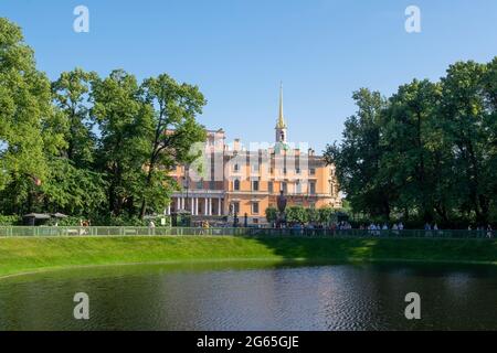 San Pietroburgo, Russia - 26 giugno 2021. Vista del castello di Mikhailovsky Engineering attraverso lo stagno di Karpiev del Giardino d'Estate. Turismo locale. Foto Stock