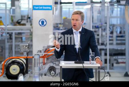 02 luglio 2021, Baviera, Garching: Oliver Zipse, Presidente del Consiglio di Amministrazione di BMW AG, interviene nel corso di una visita al centro di ricerca sulla tecnologia a idrogeno del costruttore di automobili BMW. Foto: Sven Hoppe/dpa Foto Stock