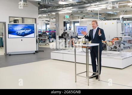 02 luglio 2021, Baviera, Garching: Oliver Zipse, Presidente del Consiglio di Amministrazione di BMW AG, interviene nel corso di una visita al centro di ricerca sulla tecnologia a idrogeno del costruttore di automobili BMW. Foto: Sven Hoppe/dpa Foto Stock