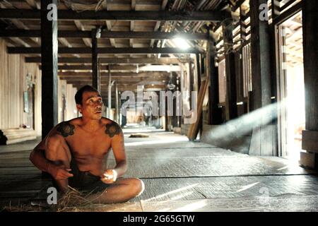 Ritratto di Simon Salem, membro della tradizionale comunità di Dayak IBAN a Sungai Utik, West Kalimantan, Indonesia. Foto Stock