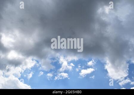 Cumulonimbus formazioni di nubi sul cielo tropicale , Nimbus movimento , sfondo astratto dal fenomeno naturale e nuvole grigie hunk , della Thailandia Foto Stock