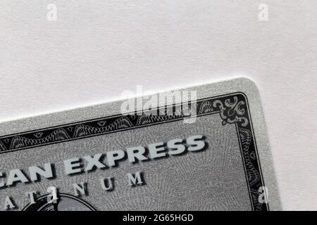 Carta American Express Platinum (Amex Platinum) in primo piano - questo è il vecchio Amex Platinum in plastica. Aprile 2020, Espoo, Finlandia. Foto Stock