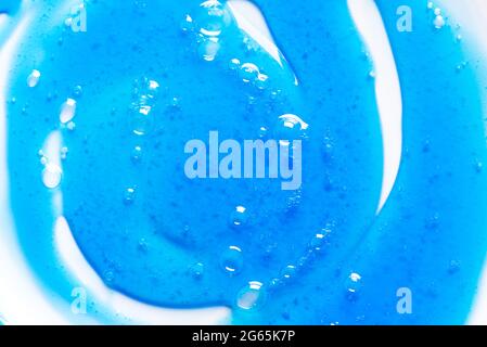 Shampoo blu o gel doccia da vicino. Prodotto cosmetico in gel blu con bolle. Foto Stock