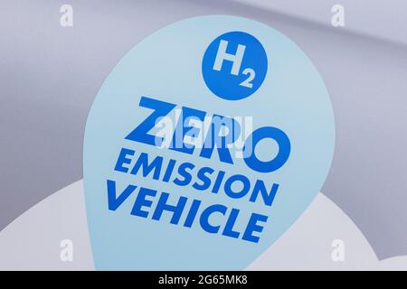 Wesseling, Germania. 02 luglio 2021. "H2 - Zero Emission Vehicle" è scritto su una Mercedes F-Cell di fronte a un nuovo impianto di elettrolisi a idrogeno della società energetica Shell. Lo stabilimento è stato commissionato in modo cerimoniale alla presenza del Presidente del Ministro Laschet. Credit: Rolf Vennenbernd/dpa/Alamy Live News Foto Stock