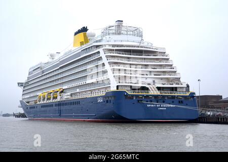 03/07/2021 lo Spirit of Discovery di Tilbury UK TORNA al terminal delle crociere internazionali di Londra dopo aver completato la sua crociera con il nuovo covid-19 re Foto Stock